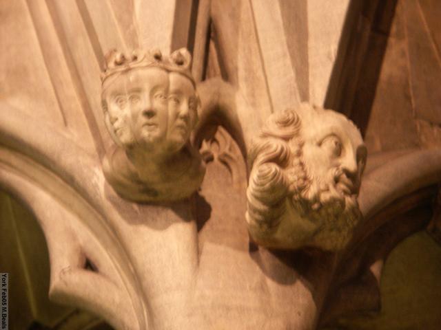 PICT5447-Chapter_House_stone_feature