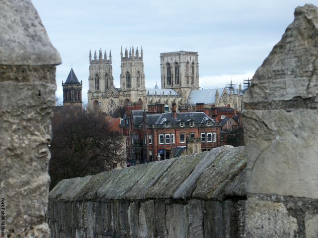 PICT5548-Minster_seen_through_the_wall